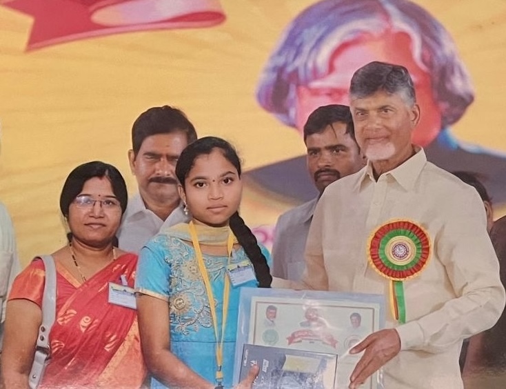A Image of the student V.Harika receiving Prathiba Award from N.Chadra Babu Naidu